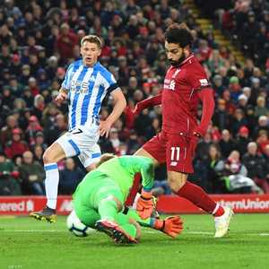 النجم المصري محمد صلاح خلال كرة مشتركة مع حارس هدرسفيلد