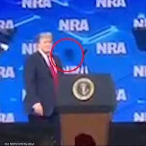 محاولة ضرب دونالد ترامب بهاتف نقال