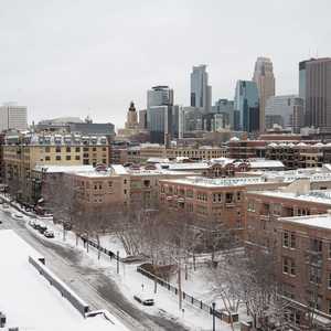 الزائر الأبيض يغطي وسط مدينة إلينوي الأميركية