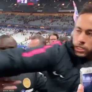 نيمار لحظة توجيه لكمة لمتفرج على المدرجات