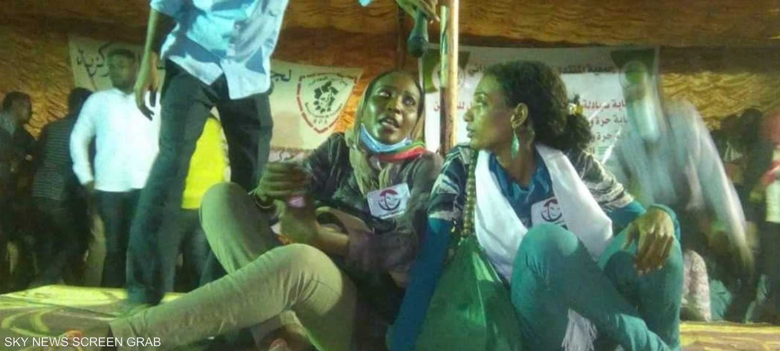 جانب من عرض فني داخل خيمة الدراميين باعتصام القيادة بالسودان