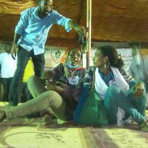 جانب من عرض فني داخل خيمة الدراميين باعتصام القيادة بالسودان