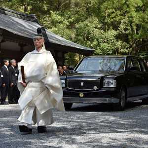 الامبراطور أكيهيتو وزوجته في سيارة تويوتا سينتشوري