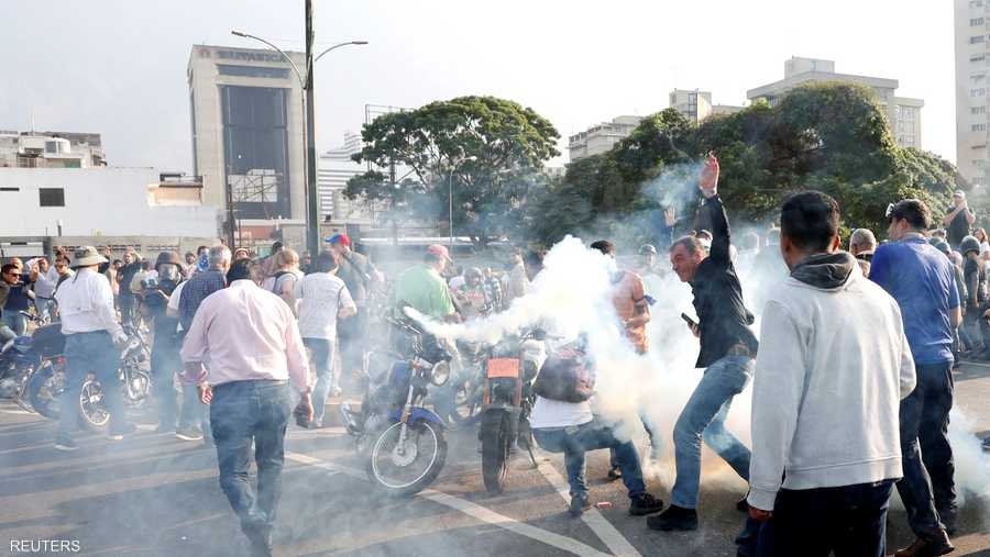 وفي المقابل، سارعت قوات الأمن الموالية لمادورو إلى قمع تظاهرات المعارضة