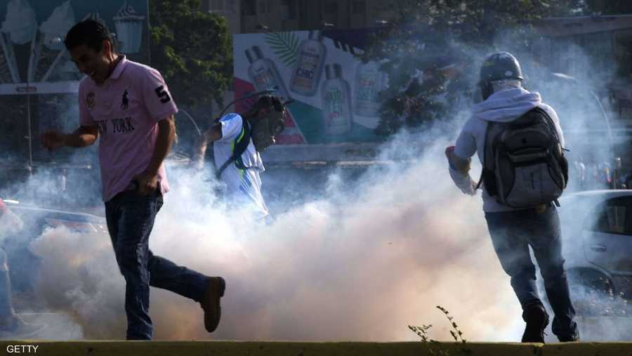 وتأتي المواجهات قبل يوم من تظاهرات مرتقبة في فنزويلا مناهضة لحكومة مادورو.