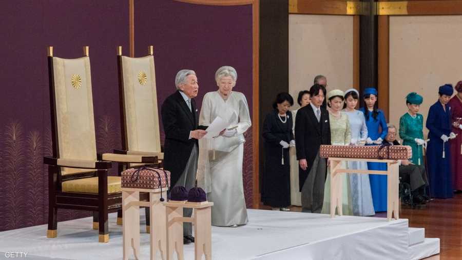 يصاحب التنازل عن العرش مراسم قصيرة وبسيطة نسبيا في قاعة الصنوبر العريقة في القصر الإمبراطوري.