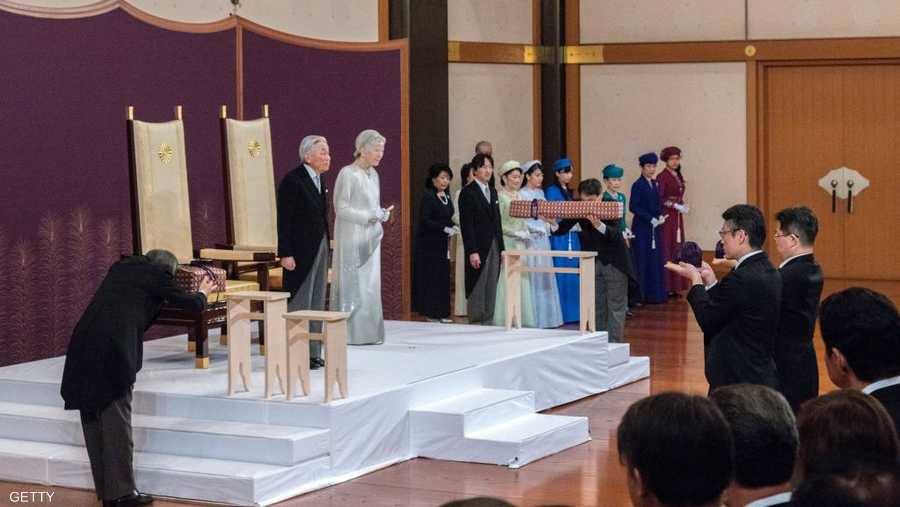 لعب الإمبراطور أكيهيتو والإمبراطورة ميتشيكو، التي تزوجها قبل 60 عاما، وهي أول امرأة من الشعب تتزوج وريثا إمبراطوريا، دورا نشطا كرمز للمصالحة والسلم.