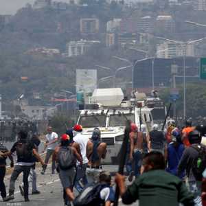 أنصار المعارضة يشتبكون مع قوات الأمن قرب القاعدة الجوية