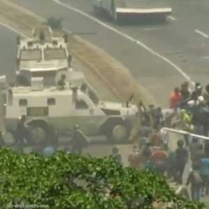 عربة لجيش فنزويلا تدهس متظاهرين