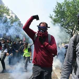 الشرطة استخدمت الغاز المسيل للدموع لتفريق المحتجين.