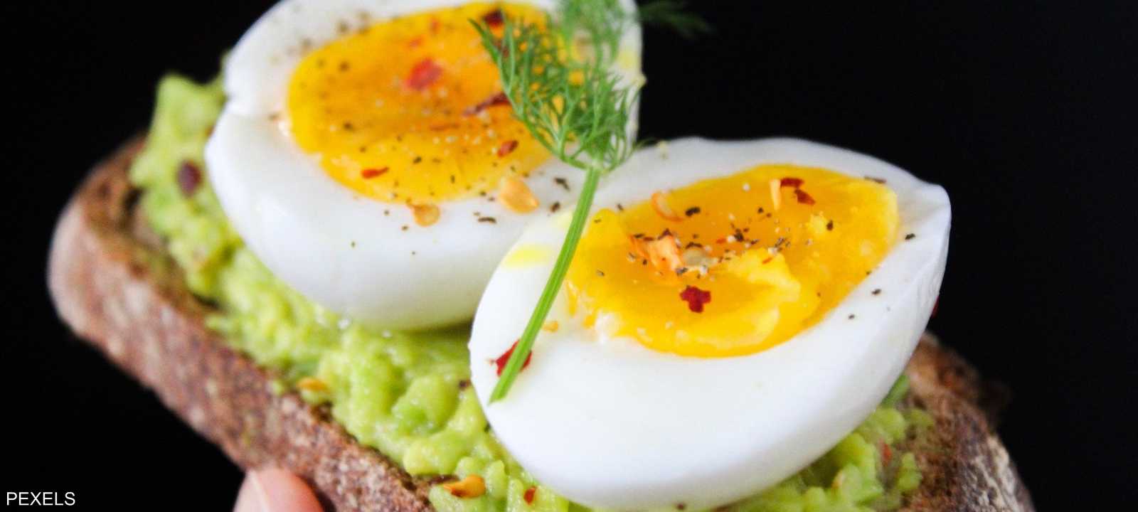 ينصح الخبراء بالبيض المسلوق وجبة للإفطار.