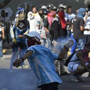 متظاهرون فنزويليون يشتبكون مع قوات الأمن