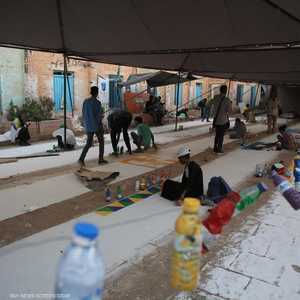 الأعمال الفنية في ساحة الاعتصام لا تتوقف.