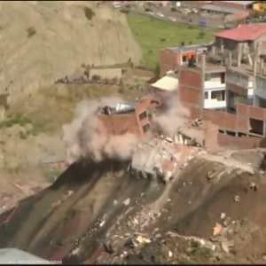 انهيار أرضي يدمر عشرات المنازل