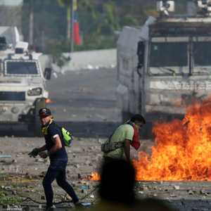 جانب من المواجهات التي اندلعت في كاراكاس، الأربعاء.