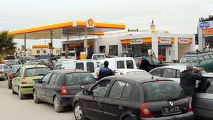 يطالب عمال نقل الوقود في تونس بزيادات شهرية- أرشيف