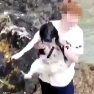 شاب يرمي كلبا في البحر