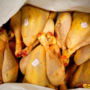 الخبراء ينصحون بعدم غسل الدجاج النيئ