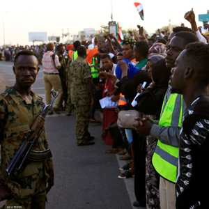 يواصل السودانيون اعتصامهم الذي بدأ يوم 6 أبريل الماضي.