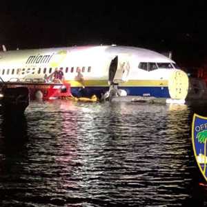 الطائرة هبطت فوق نهر بسلام