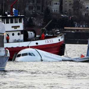 انتشال طائرة أميركان إيرلاينز من نهر هدسون - 2009