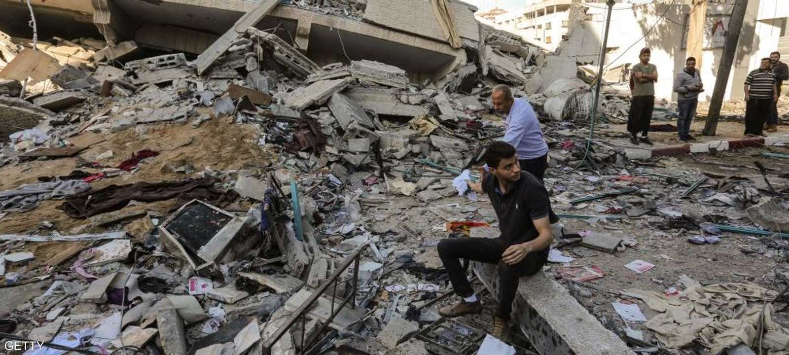 جانب من آثار الغارات الإسرائيلية المتواصلة علىلا قطاع غزة.