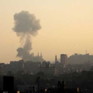 الدخان يتصاعد على إثر غارة إسرائيلية على غزة صباح الأحد.