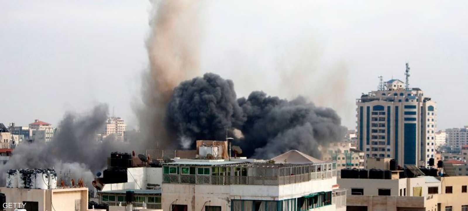 جانب من القصف الإسرائيلي على غزة الأحد.