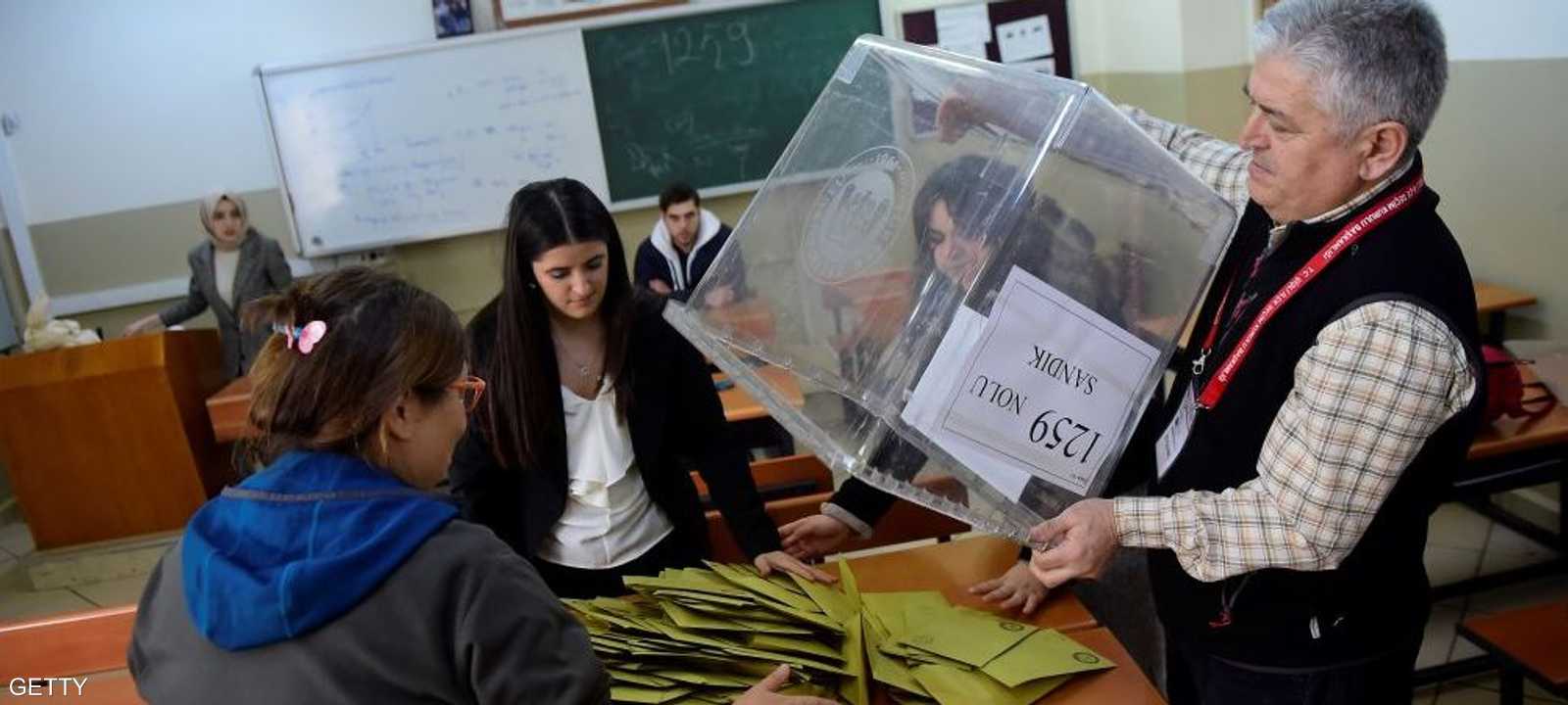 قالت السلطات إنها وجدت صلة ما بين مسؤولين بالانتخابات وغولن