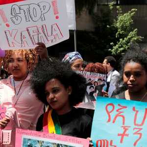 متظاهرات رفعن لافتات تندد بنظام الكفالة