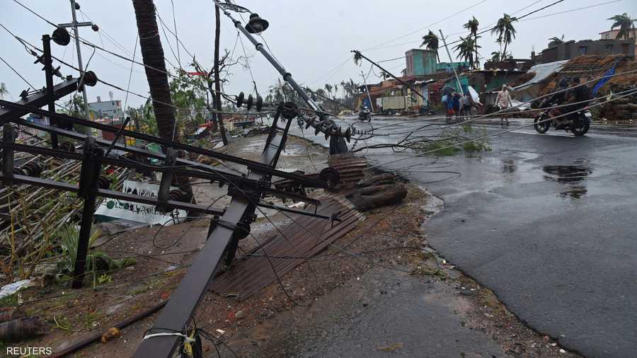 اقتلع الإعصار آلاف الأشجار وأبراج الهواتف النقالة والأسطح وأعمدة الطاقة الكهربائية.