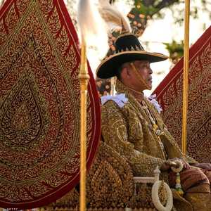 الملك الجديد في موكب التنصيب