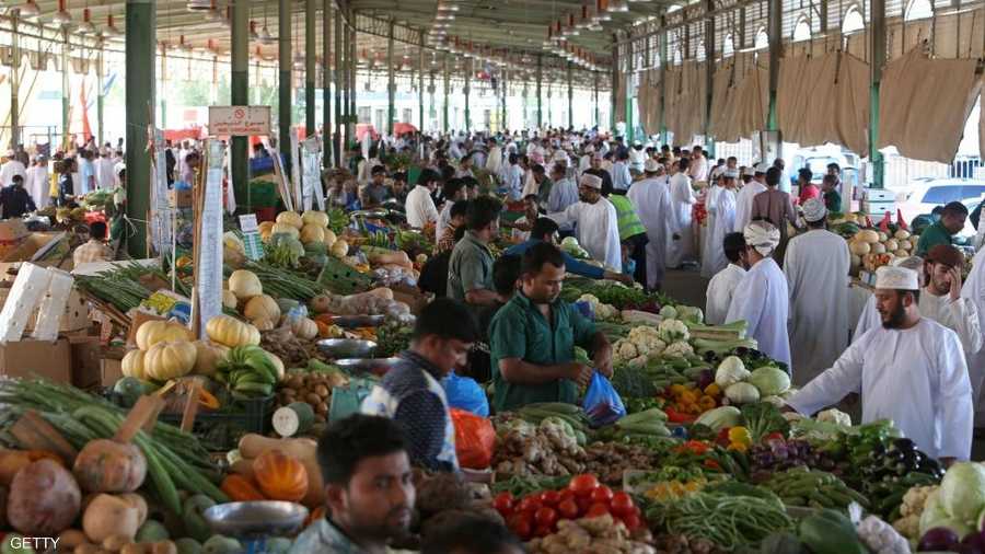 تعج الأسواق بالمتسوقين مع حلول رمضان، حيث يرتفع الطلب على المواد الأساسية والرمضانية.