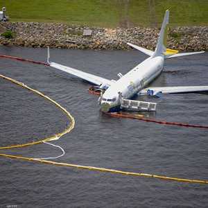 طائرة فلوريدا التي انزلقت عن المدرج وانتهت في النهر.