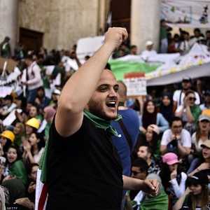 المتظاهراون طالبوا بجميع رموز النظام السابق.