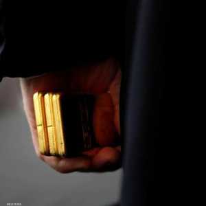 ترامب يحمل سبائك من الذهب في نيويورك في 2011