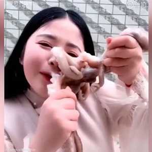 أخطبوط يهاجم شابة صينية على الهواء