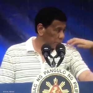 صرصور على كتف رئيس الفلبين