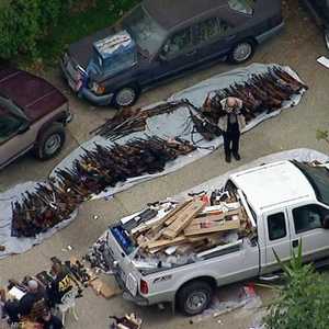 اكتشاف كميات ضخمة من الأسلحة بقصر في لوس أنجلوس