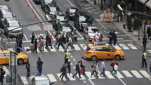 يسيرون بأحد شوارع نيويورك