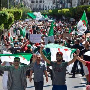 استمرار التظاهرات المطالبة برحيل "رموز النظام" بالجزائر