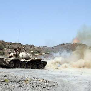 أفراد من الجيش اليمني في قصف لمواقع حوثية