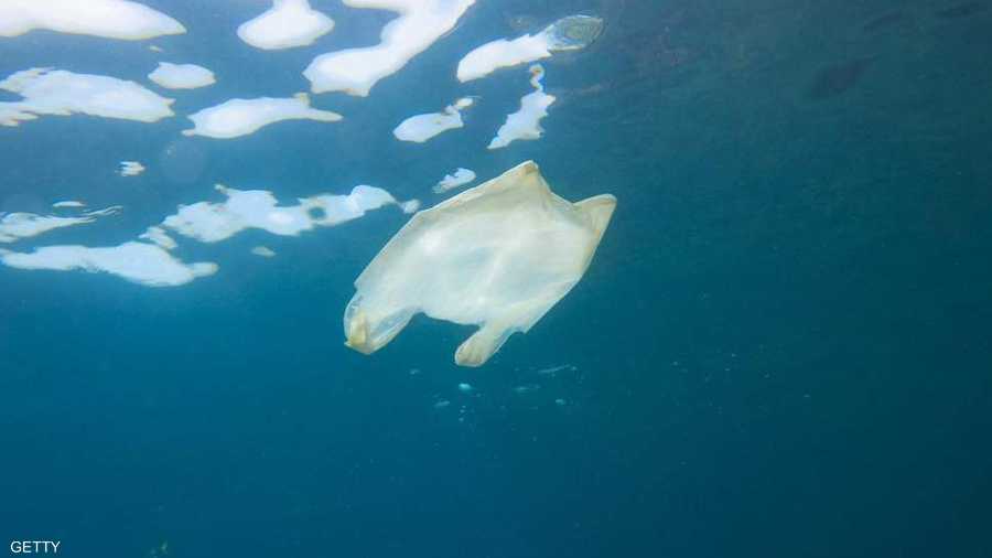 مخلفات البلاستيك غالبا ما ينتهي بها المطاف في المحيطات حول العالم.