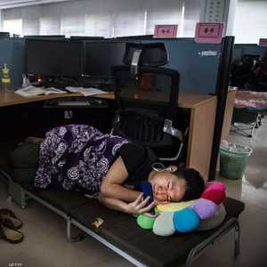 موظف ينام تحت مكتبه في مركز أبحاث "هواوي"
