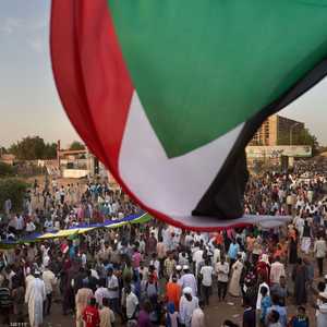 المعارضة السودانية تواصل الاحتجاج أمام مقر وزارة الدفاع