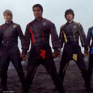 بوا (منتصف الصورة) شارك في "باور رينجرز نينجا ستورم"