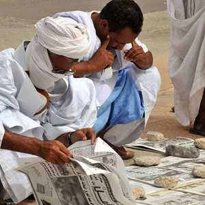 مواطنون موريتانيون يتصفحون الصحف على قارعة الطريق
