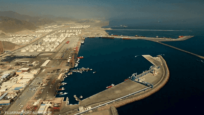 الإمارات.. السيطرة على حريق بالفجيرة إثر سقوط شظايا مسيرة