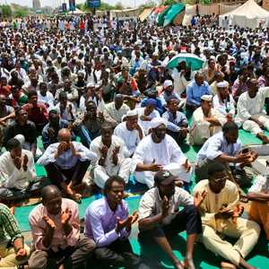 الآلاف يؤدون صلاة الجمعة في باحة الاعتصام