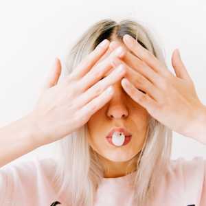 دراسة تكشف عن وجود مركب ضار في العلكة